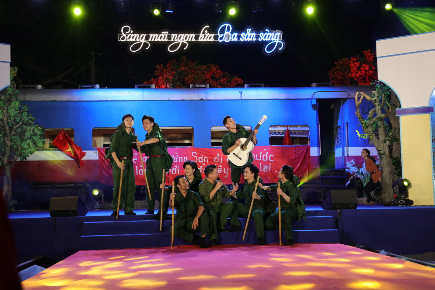 Chương trình được lồng ghép khéo léo với các tiểu phẩm, hoạt cảnh trên sân khấu.