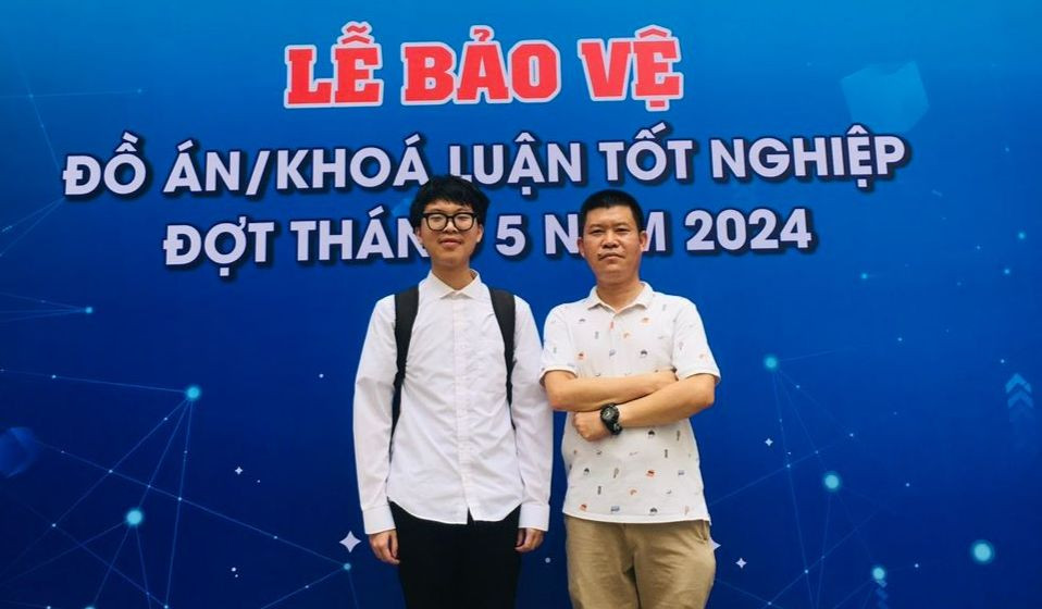 Nguyễn Minh Đức (bên trái) có định hướng tiếp tục theo đuổi con đường nghiên cứu khoa học.