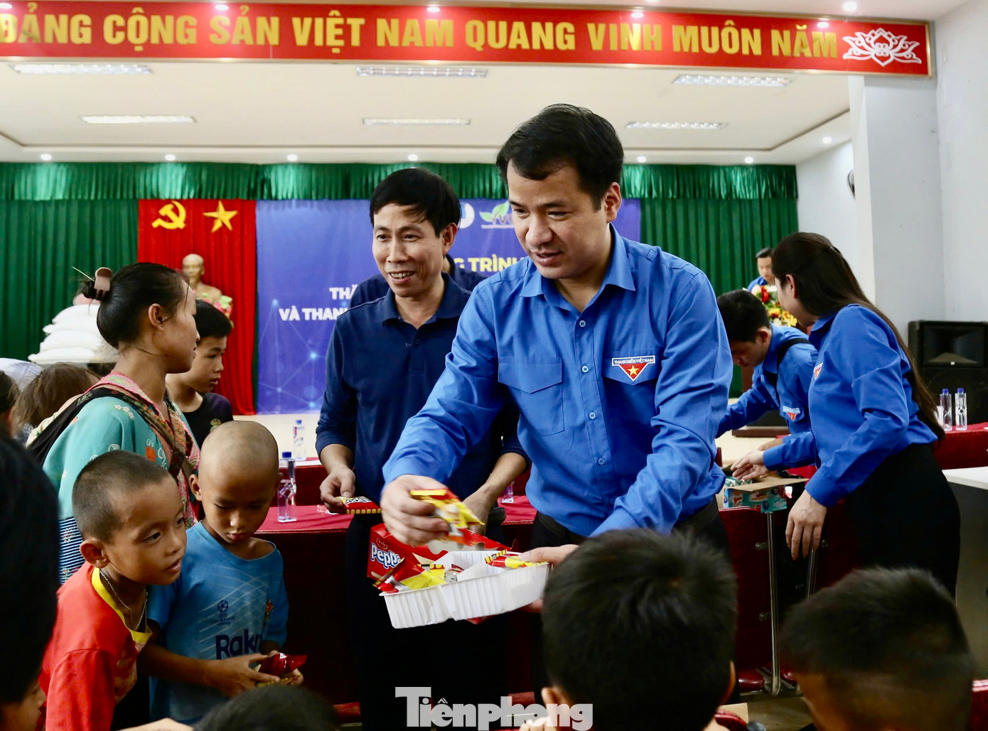 Anh Ngô Văn Cương tặng quà người dân và thanh thiếu nhi trên địa bàn xã Chiềng Nơi. Anh Ngô Văn Cương tặng quà người dân và thanh thiếu nhi trên địa bàn xã Chiềng Nơi.