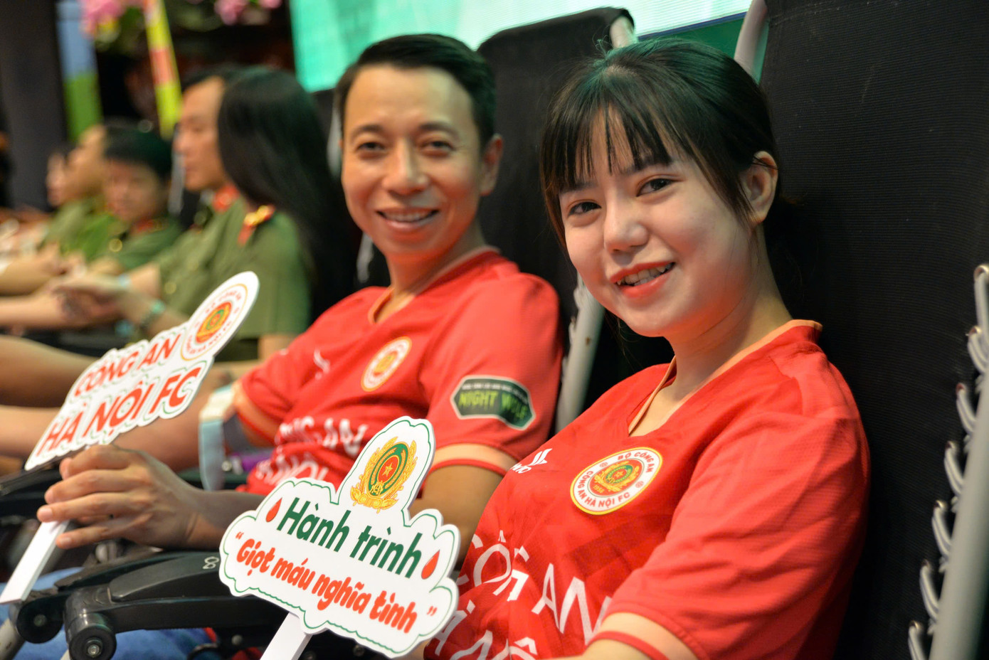 Cán bộ, chiến sĩ công an tham gia hiến máu hưởng ứng hành trình "Giọt máu nghĩa tình" năm 2024.