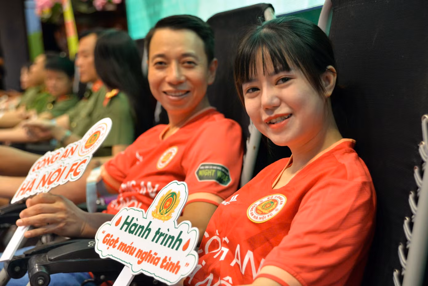 Cán bộ, chiến sĩ công an tham gia hiến máu hưởng ứng hành trình "Giọt máu nghĩa tình" năm 2024.