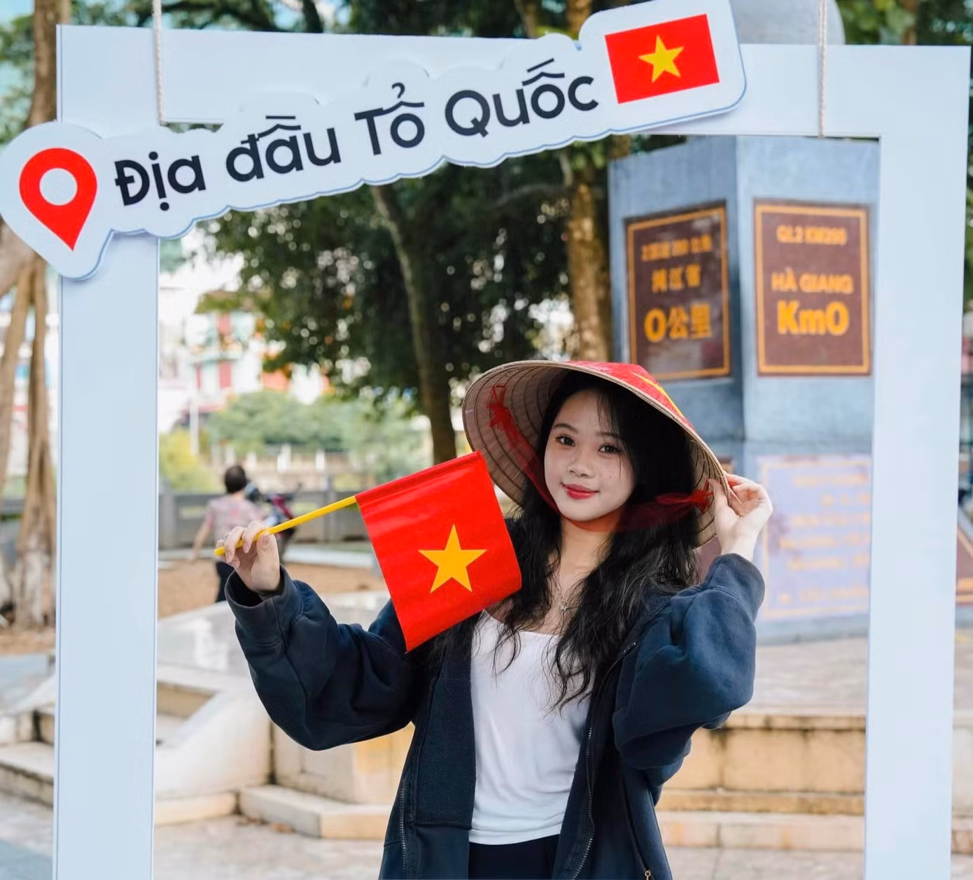 Bạn trẻ check-in tại Km0 Hà Giang. Ảnh: Tô Đi Đâu