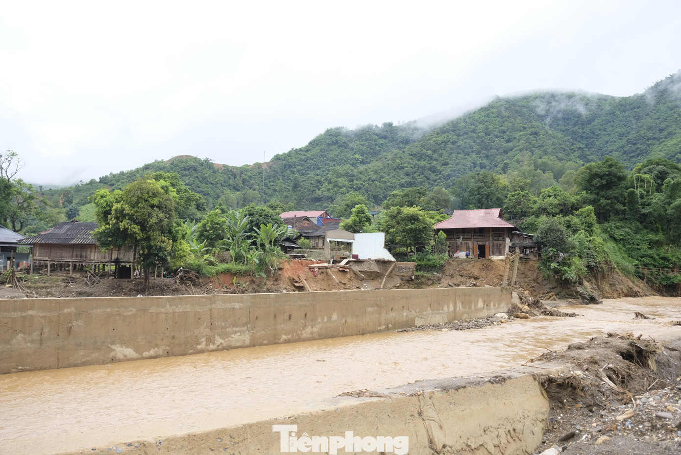 Khung cảnh tan hoang sau mưa lũ tại xã Chiềng Nơi. Ảnh: Châu Linh Khung cảnh tan hoang sau mưa lũ tại xã Chiềng Nơi. Ảnh: Châu Linh