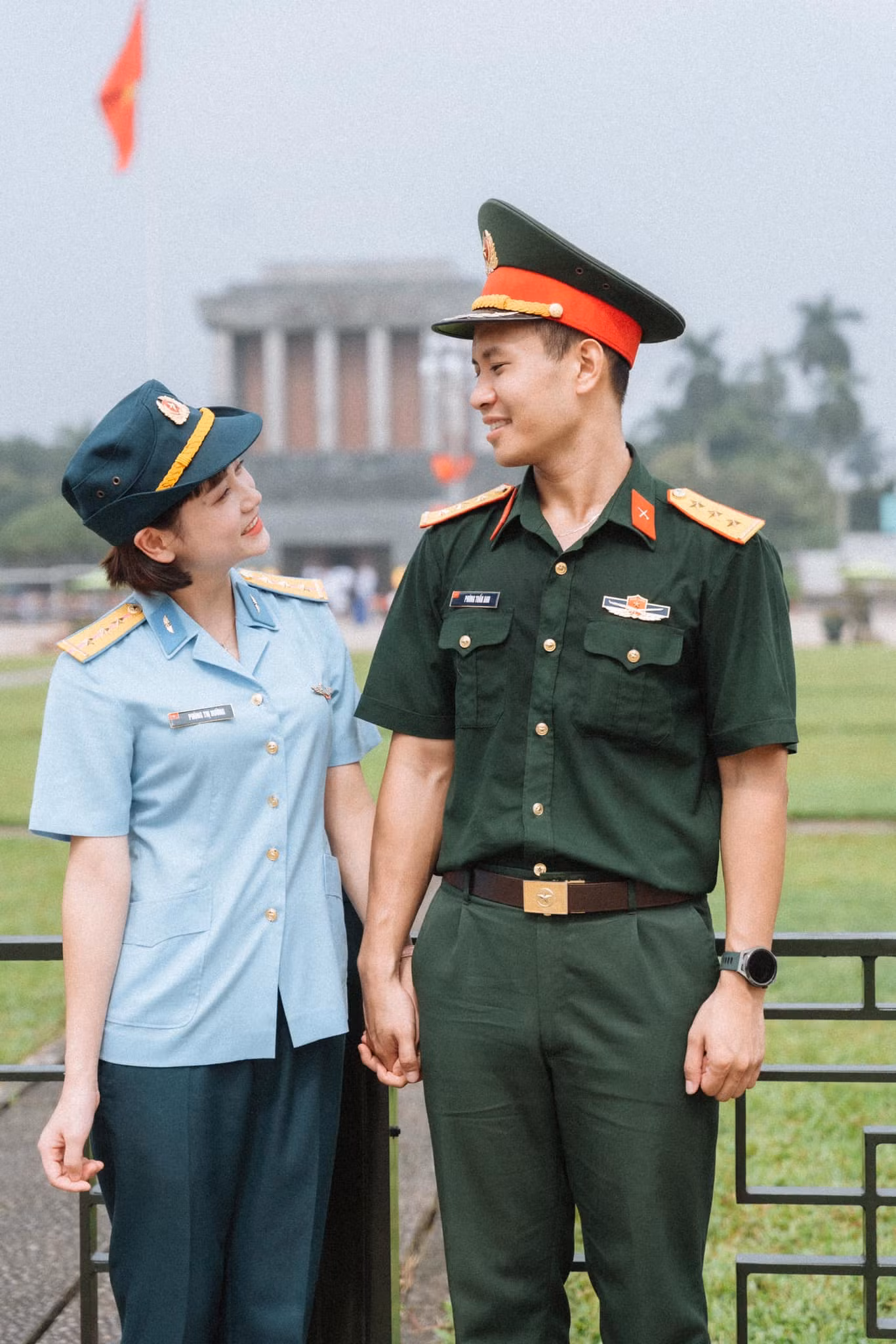 Bộ ảnh của gia đình nhà Gấu chụp trước Lăng Bác. Ảnh: Hường Minx