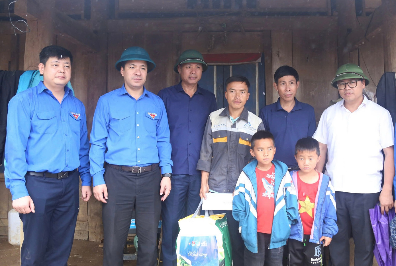 Đoàn công tác thăm, tặng quà gia đình bị ảnh hưởng nặng nề bởi mưa bão. Đoàn công tác thăm, tặng quà gia đình bị ảnh hưởng nặng nề bởi mưa bão.