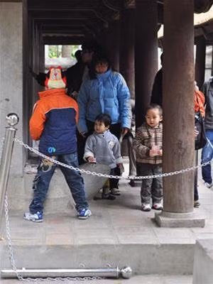 Hàng rào xích sắt bị đạp đổ trước "văn hóa" sờ đầu rùa ngày càng phát triển. Ảnh : Thuận Phong