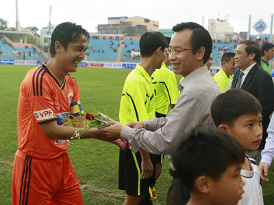 Phó chủ tịch UBND thành phố Đà Nẵng Nguyễn Xuân Anh tặng hoa các cầu thủ trước trận đấu. Phó chủ tịch UBND thành phố Đà Nẵng Nguyễn Xuân Anh tặng hoa các cầu thủ trước trận đấu