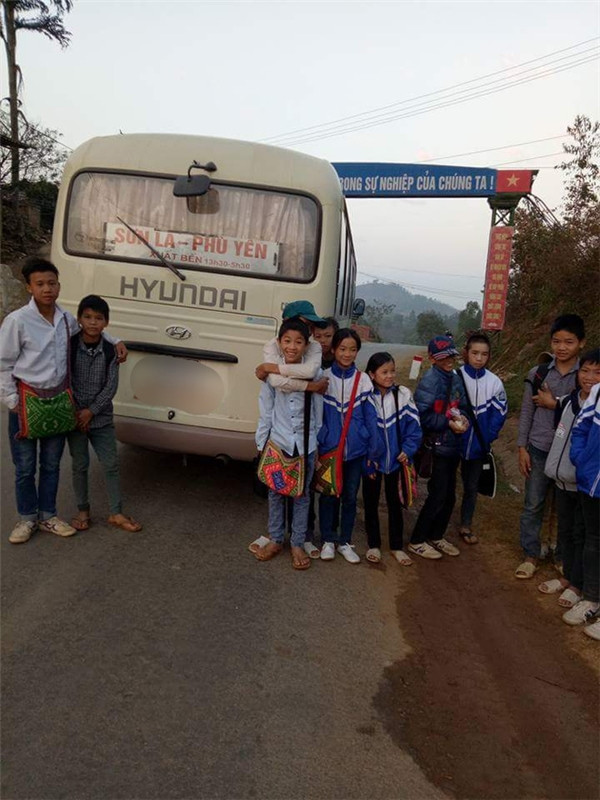 Cảm động tài xế chở 40 học sinh đi học miễn phí suốt 2 năm ròng ảnh 1