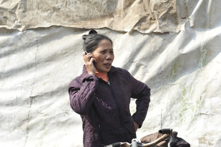 Người phụ nữ này đang cố liên lạc với đứa cháu không biết là đang đi học hay vẫn đang ngủ khi cháy xảy ra. Người phụ nữ đang cố liên lạc với đứa cháu không biết là đang đi học hay vân đang ngủ khi cháy xảy ra