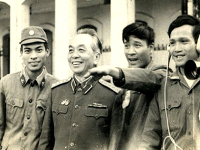 Ông Nguyễn Văn Vinh, thứ hai từ phải sang (Ảnh tư liệu)