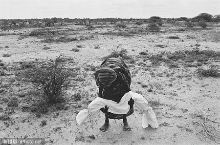 1992: Một bà mẹ người Somali bọc xác con trong vải liệm để mang đi chôn