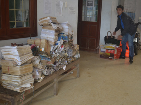 Sách vở, tài liệu trở thành mớ giấy nhuốm bùn. Ảnh: Việt Hương