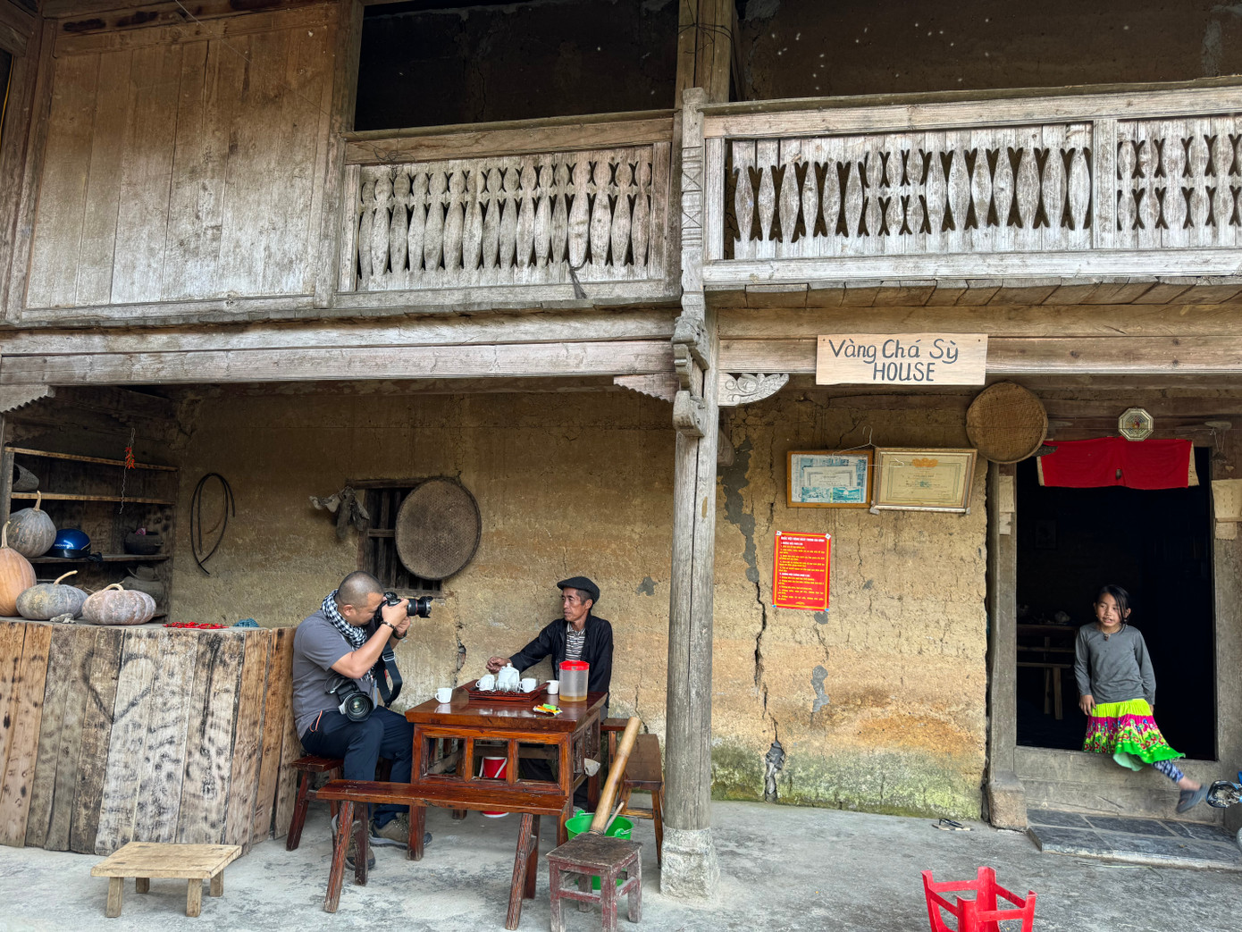 Có lẽ điều đặc biệt nhất mà khiến du khách muốn quay lại làng Thèn Pả lần nữa đó chính là sự thân thiện và mến khách của người dân bản địa. Người dân chẳng ngại ngần mời bạn chén nước chè rừng, hút điếu thuốc lào và cụng những chén rượu ngô Hà Giang thơm lừng