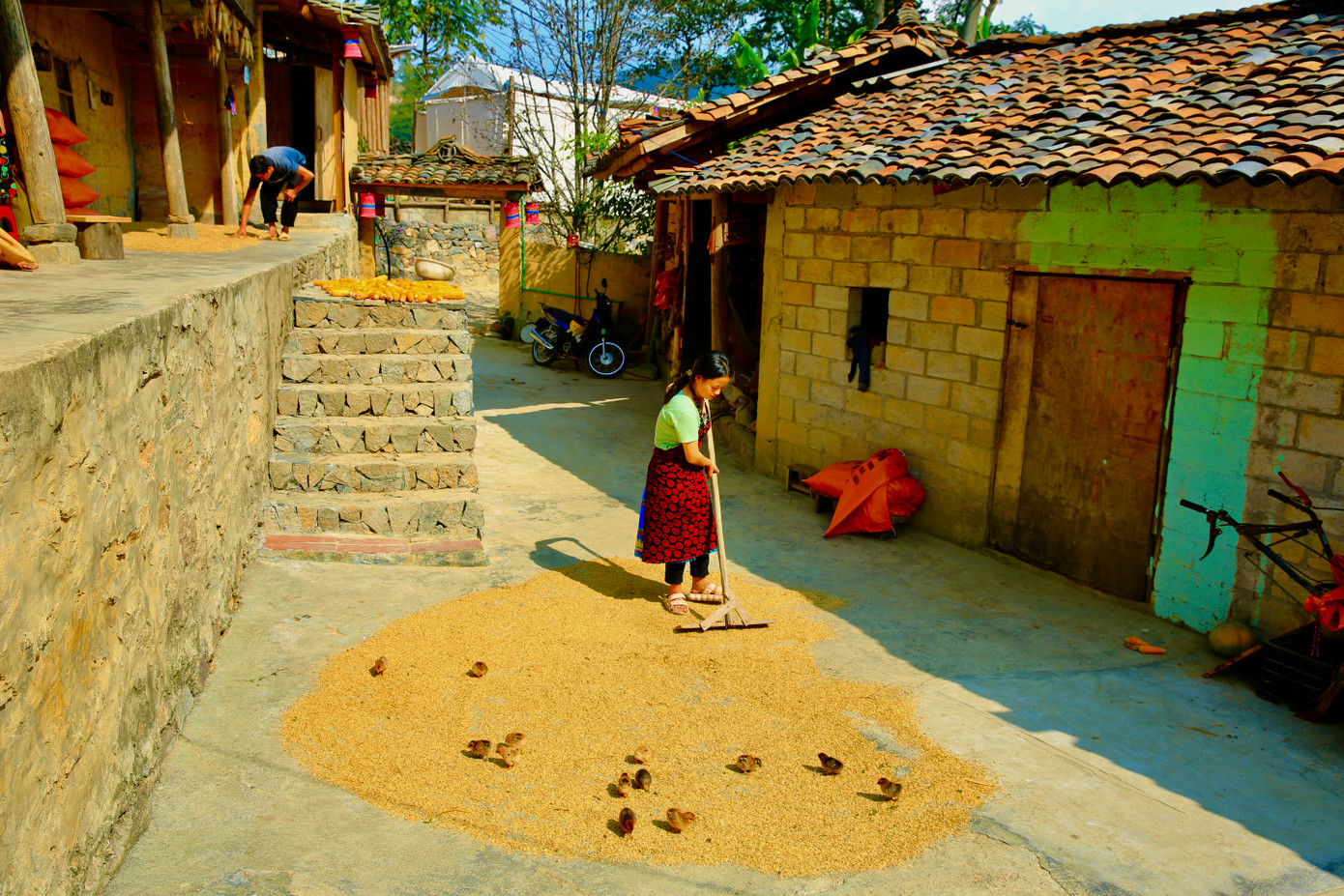 Ðến với Lũng Cú - Ðồng Văn là đến với một vùng biên cương còn nhiều nhọc nhằn, gian khó nhưng cũng rất đỗi anh hùng. Khách hành hương từ mọi miền về đây để được hòa cùng cuộc sống dân dã của người dân miền sơn cước.