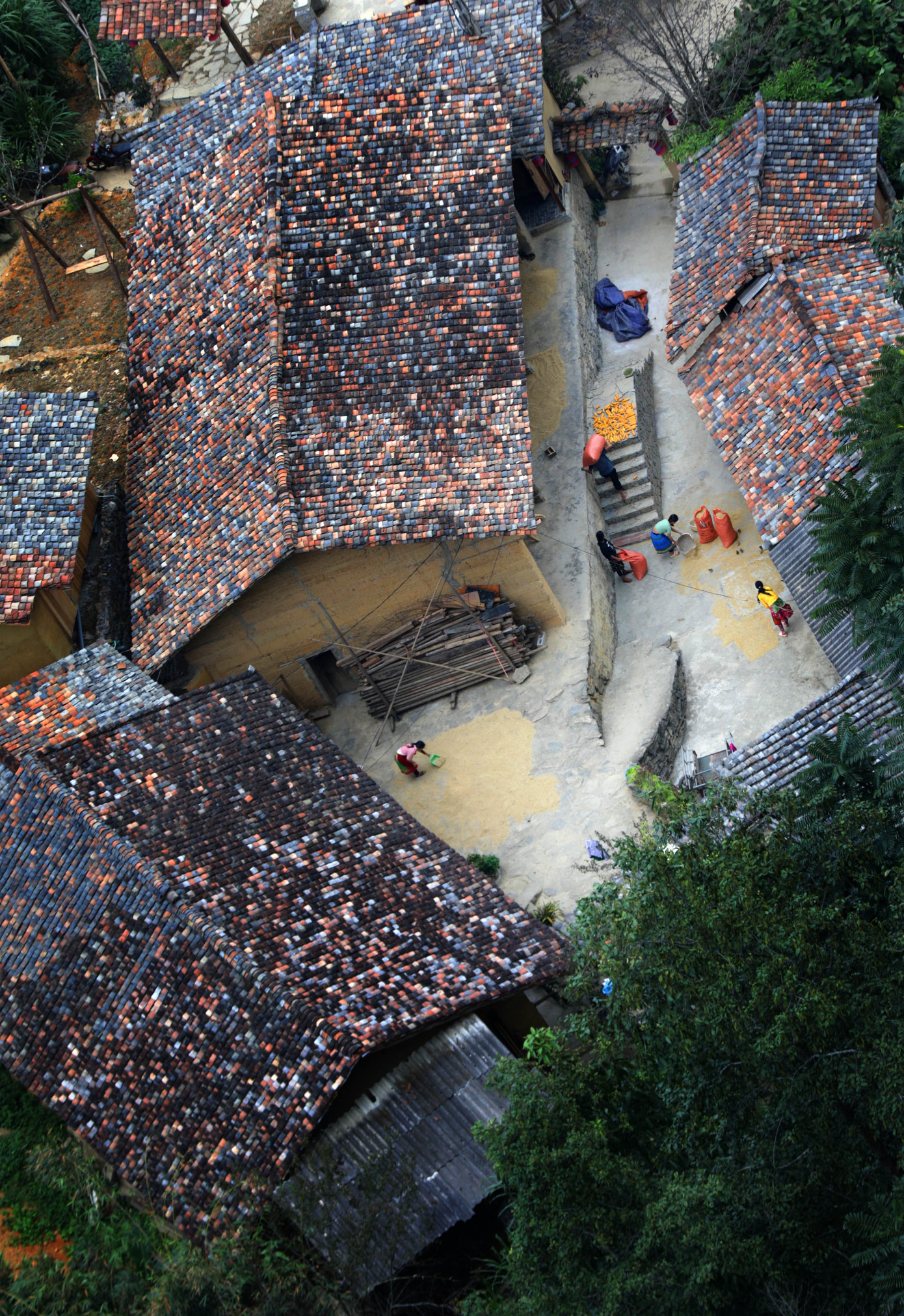 Từ trung tâm thành phố Hà Giang, vượt qua con đường dài 150km du khách sẽ đặt chân đến Cao nguyên đá Đồng Văn. Từ đây, vượt qua những con đường uốn lượn như dải lụa được vẽ trên đá, hai bên đường hoa cải đua nở, bản Thẻn Pả - nơi sinh sống của đồng bào Lô Lô và Mông, một trong những dân tộc thiểu số rất ít người của nước ta hiện lên trong sự ngỡ ngàng của nhiều người.