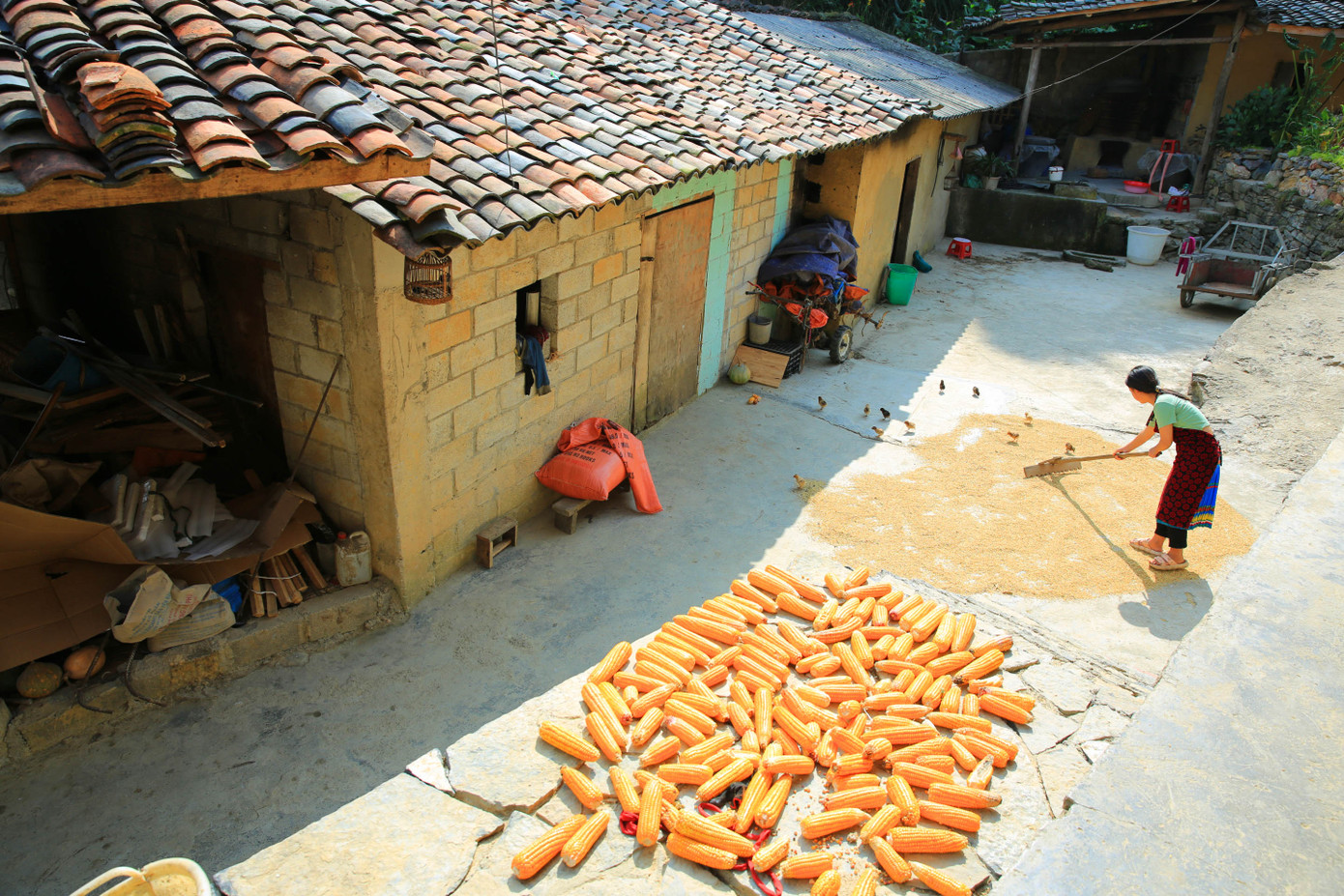 Cùng nằm gần cột cờ Lũng Cú nhưng so với Lô Lô Chải, Thèn Pả chưa được nhiều du khách biết đến, dù lượng khách có khởi sắc.