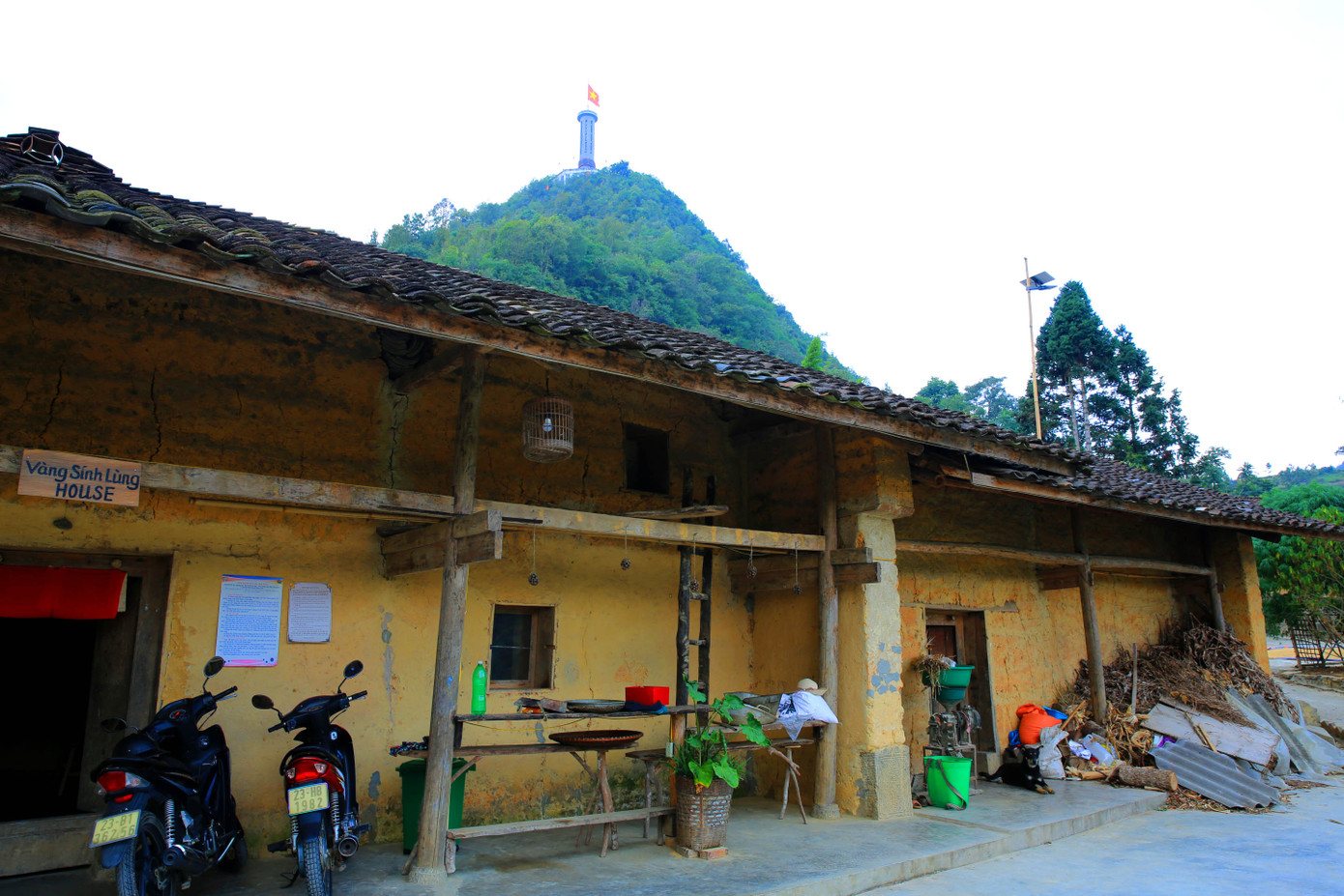 Thôn Thèn Pả thuộc xã Lũng Cú, huyện Đồng Văn nằm dưới chân núi Rồng, nơi đặt cột cờ Lũng Cú được coi là điểm cực Bắc của Việt Nam.