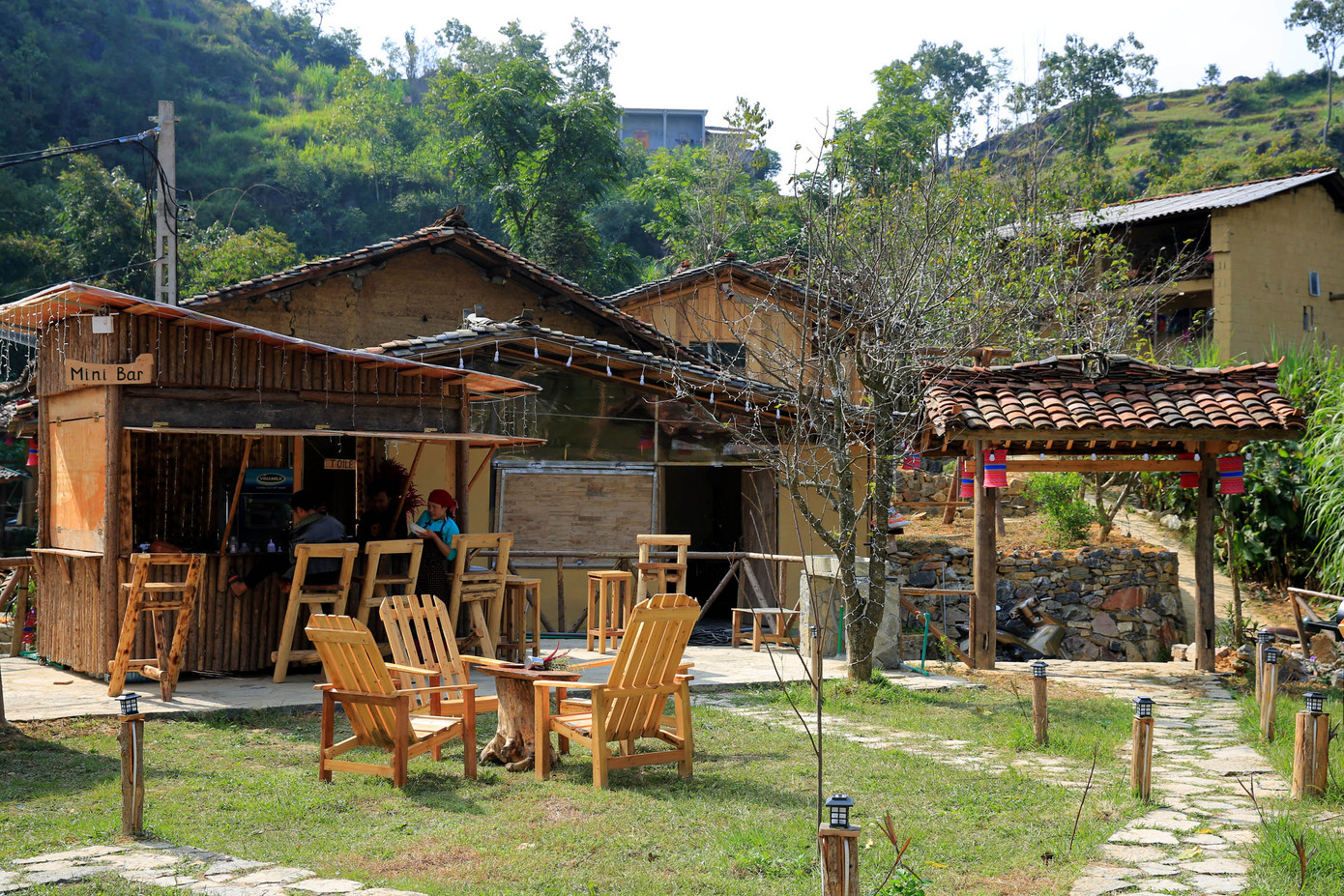 Bên cạnh đó, người dân cũng mở thêm quán ăn phục vụ các món ăn đặc sản địa phương như thắng cố, lẩu gà đen, mèn mén với mong muốn truyền tải vẻ đẹp thiên nhiên, con người và những nét văn hóa truyền thống của đồng bào dân tộc Mông vùng địa đầu Tổ quốc đến du khách.