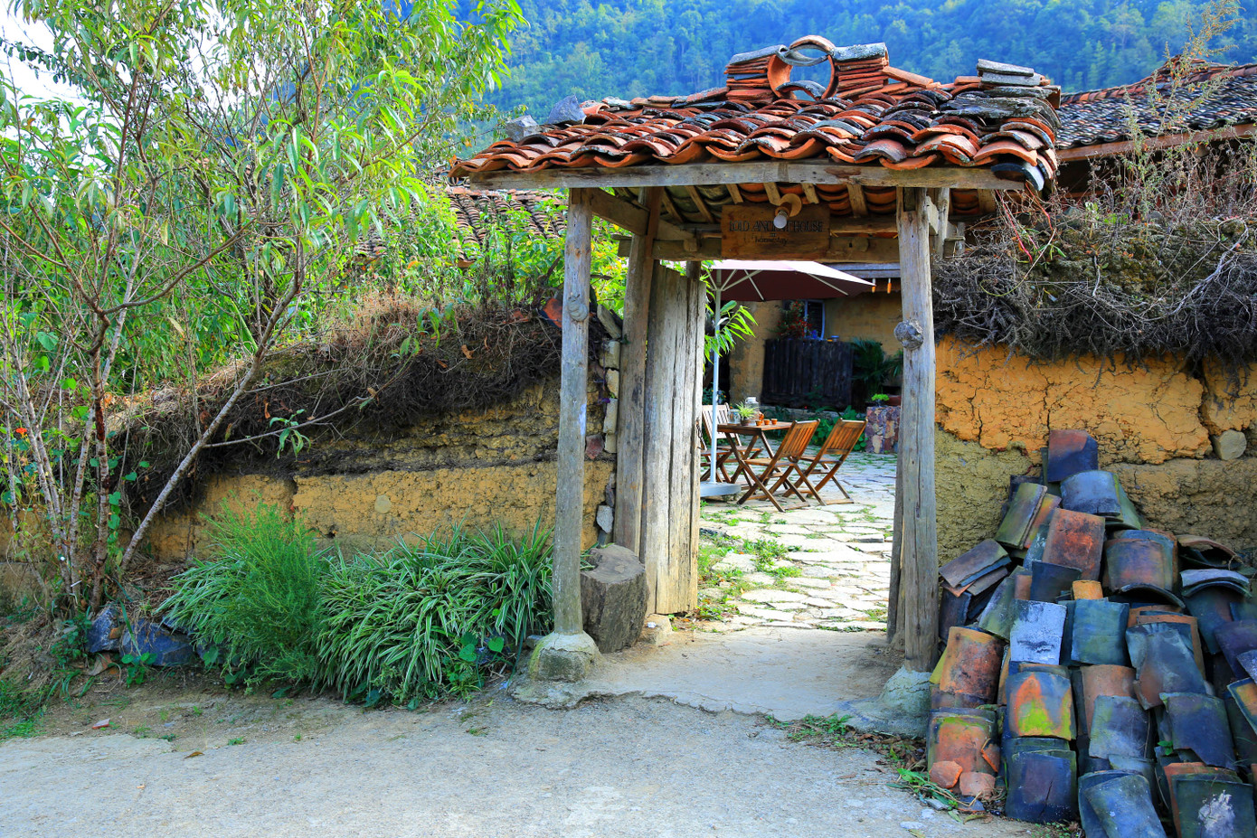 Những ngôi nhà trình tường truyền thống của người dân được tu sửa theo lối kiến trúc cũ, kết hợp làm homestay phục vụ khách du lịch.