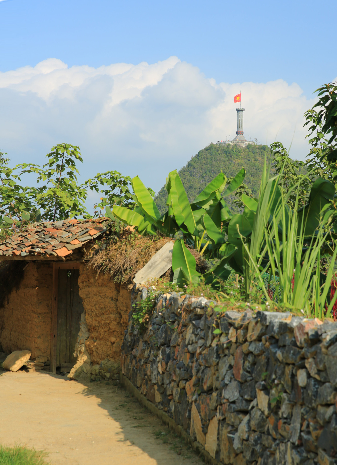 Lồng lộng trên đỉnh Lũng Cú là lá cờ đỏ sao vàng rộng 54 mét vuông, trông xa như một ngọn lửa ngày đêm cháy sáng. Sau chặng đường dài vượt bao núi non trùng điệp nơi biên cương để đặt chân vào ngôi làng cổ tích Thèn Pả, chợt rực lên trước mặt bóng cờ Tổ quốc, trong lòng mỗi người đều xúc động, rưng rưng.
