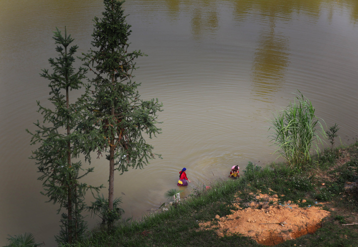 Dưới chân núi Rồng có hai hồ nước ngọt được người dân địa phương gọi là &quot;Mắt Rồng&quot; quanh năm không bao giờ cạn. Hồ bên trái nằm gần thôn Lô Lô Chải, hồ bên phải nằm gần thôn Thèn Pả.