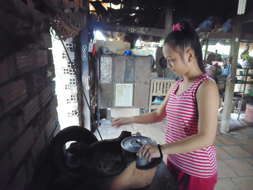 Thúy Vy chỉ có thể ăn được các món ăn nướng hoặc chiên - Ảnh chụp tại gian bếp nhà Thúy Vy, khi em đang chế biến thức ăn cho riêng mình 