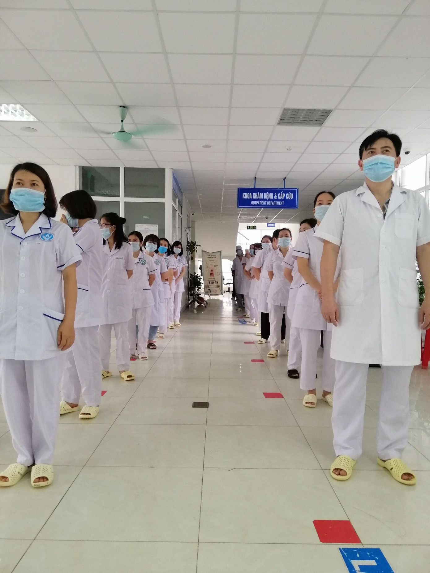 Các bác sĩ điều trị bệnh nhân COVID-19 trước giờ bầu cử. Các bác sĩ điều trị bệnh nhân COVID-19 trước giờ bầu cử.