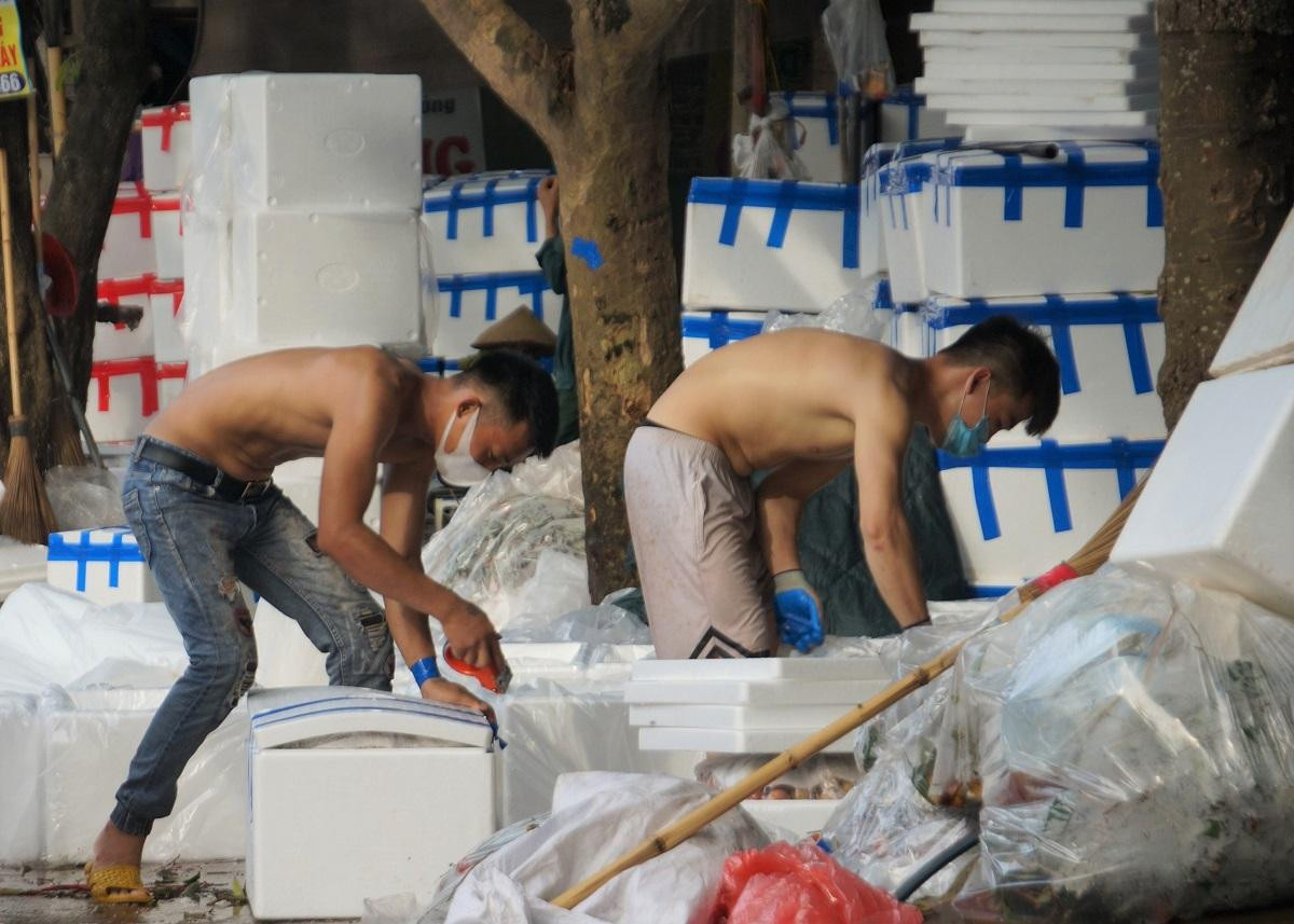 Vải thiều được đóng gói cẩn thận trước khi vận chuyển lên biên giới xuất khẩu sang Trung Quốc. Vải thiều được đóng gói cẩn thận trước khi vận chuyển lên biên giới xuất khẩu sang Trung Quốc.