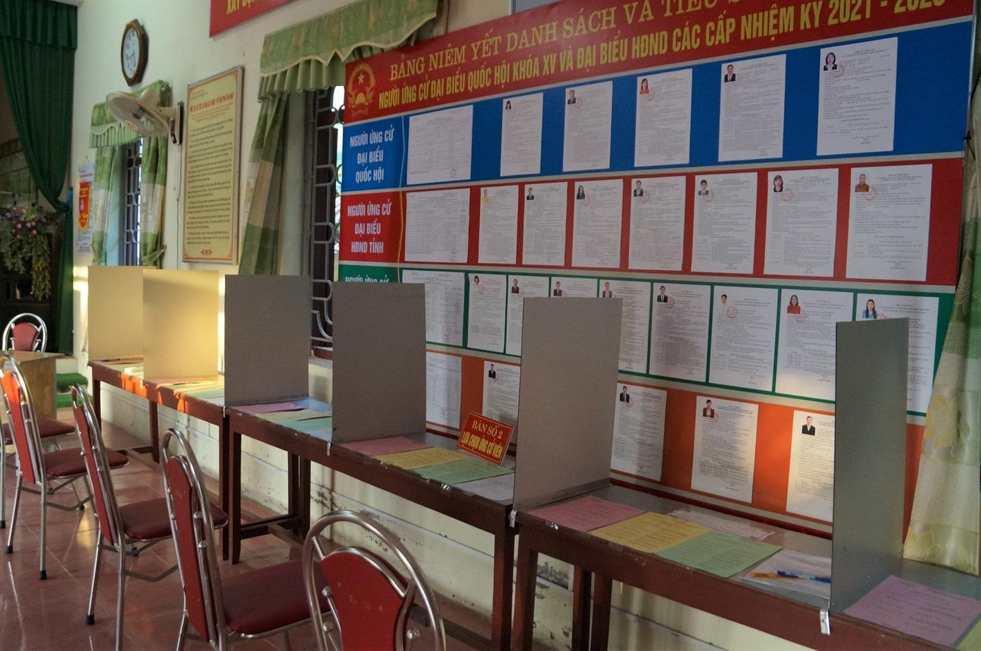 Bàn lựa chọn ứng viên được lắp tấm ngăn cách nhằm đảm bảo yêu cầu phòng dịch cũng như yếu tố bí mật theo quy định.