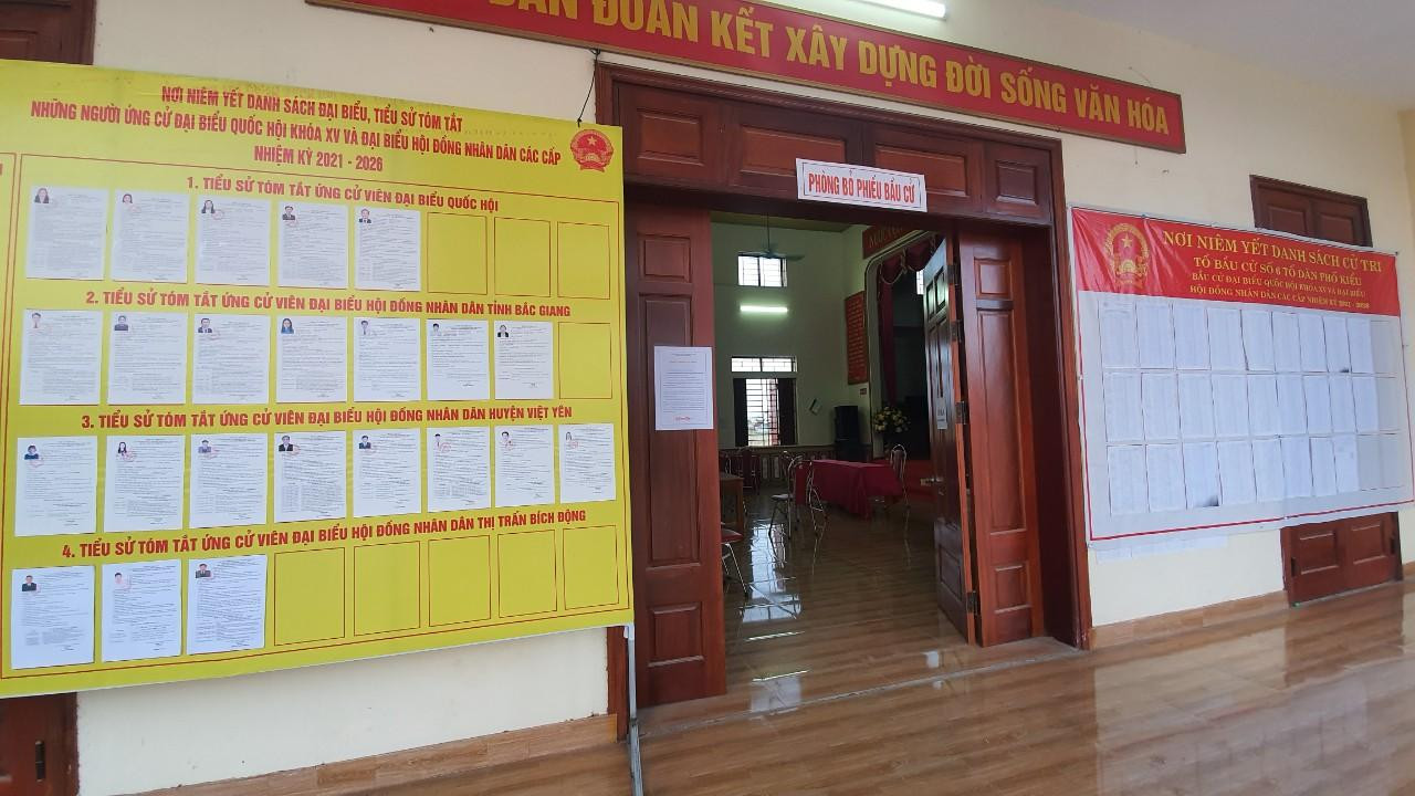 Danh sách ứng cử viên Đại biểu Quốc hội Khóa XV và Hội đồng nhân dân các cấp nhiệm kỳ 2021-2026 được niêm yết trong tâm dịch Việt Yên (Bắc Giang).