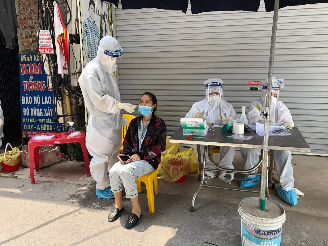 Người dân được lấy mẫu tại nhà, tránh tập trung đông người. Người dân được lấy mẫu tại nhà, tránh tập trung đông người.