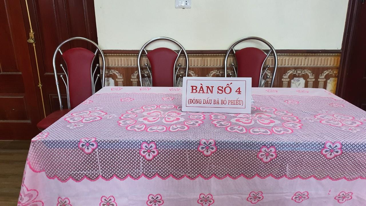 Cử tri sẽ vào khu vực bỏ phiếu, thực hiện các bước rồi đi ra theo "đường một chiều" nhằm không tiếp xúc trực tiếp với nhau.