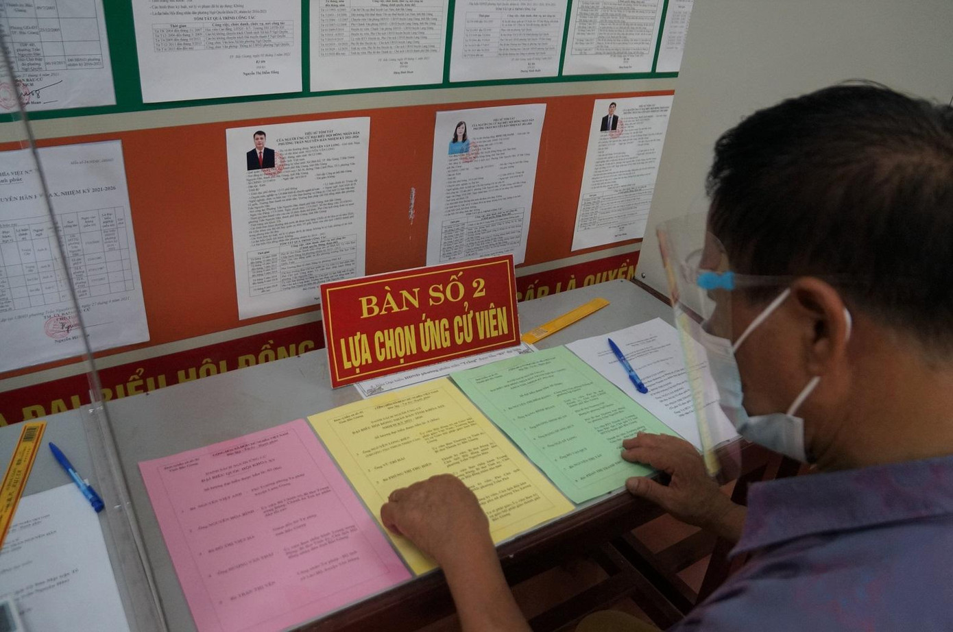 Danh sách ứng viên đại biểu Quốc hội và HĐND các cấp được dán cả trên tường và ở mặt bàn nhằm phục vụ cho những cử tri cao tuổi, khó nhìn xa.