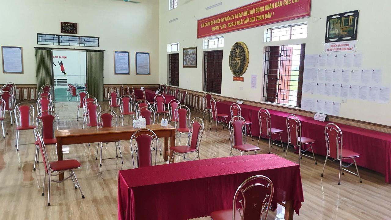 Bàn ghế trong khu vực bầu cử được bố trí giãn cách để phòng chống dịch bệnh.