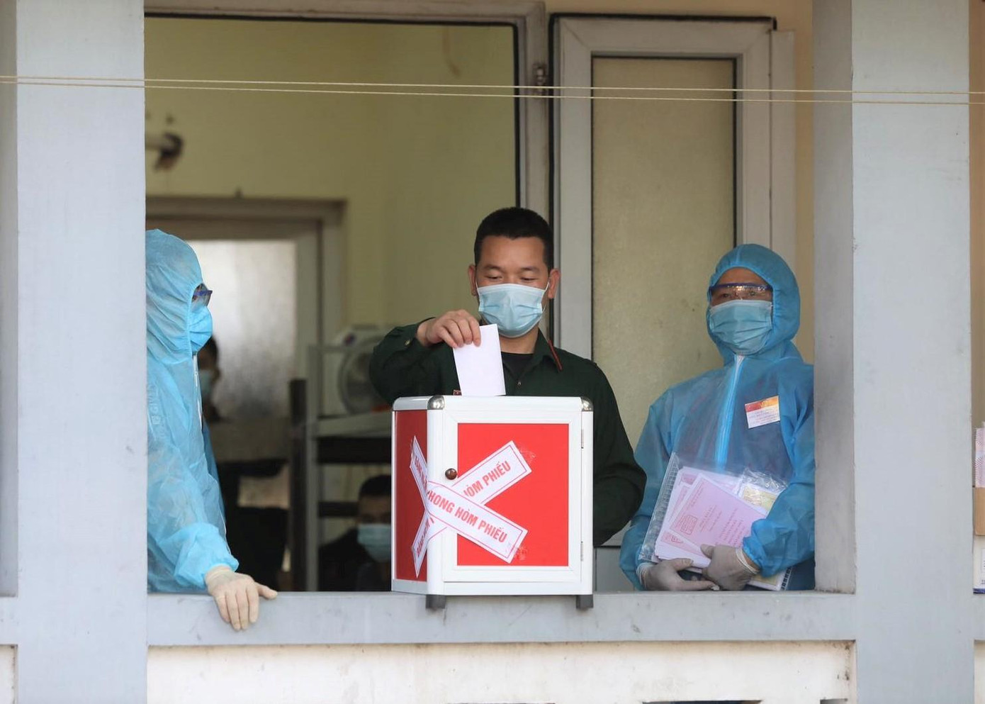 Bỏ phiếu trong khu cách ly tập trung tại thị xã Từ Sơn.