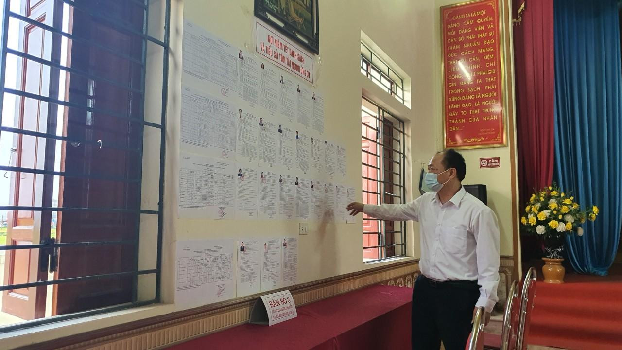 Ông Nguyễn Văn Phương - Chủ tịch UBND huyện Việt Yên kiểm tra công tác chuẩn bị bầu cử tại xã Bích Động.