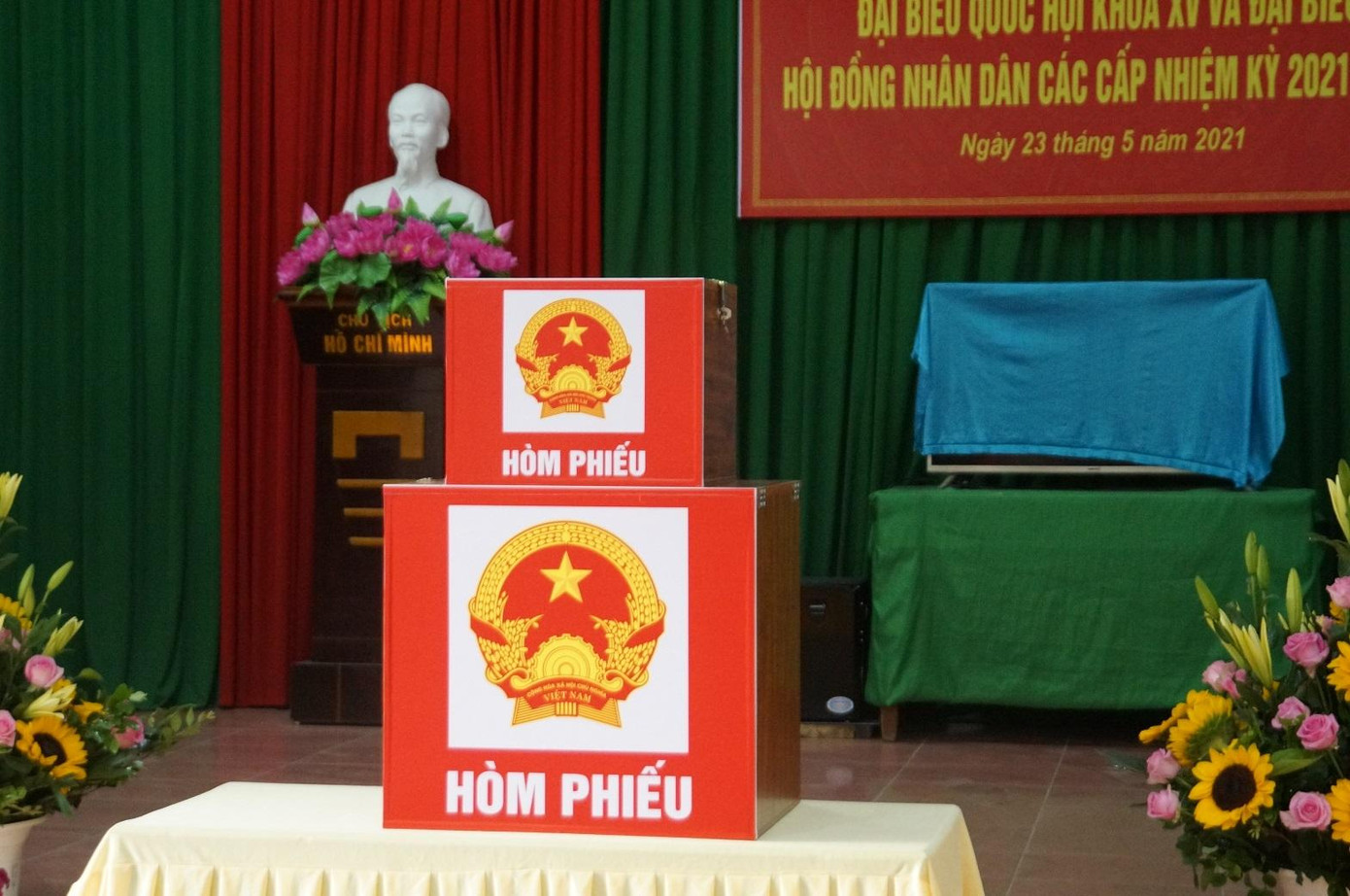 Chính quyền đã bố trí hòm phiếu chính ở điểm bầu cử và hòm phiếu phụ cho những cử tri trong bệnh viện dã chiến hoặc đang phải cách ly.