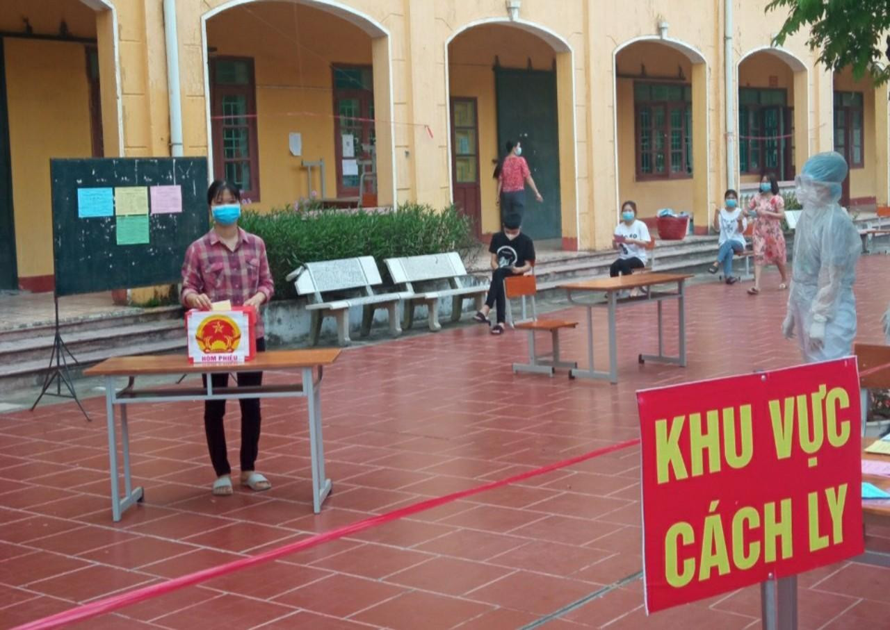Hàng nghìn cử tri trong các khu cách ly tại Bắc Giang tiến hành bỏ phiếu trong ngày 23/5. Hàng nghìn cử tri trong các khu cách ly tại Bắc Giang tiến hành bỏ phiếu trong ngày 23/5.
