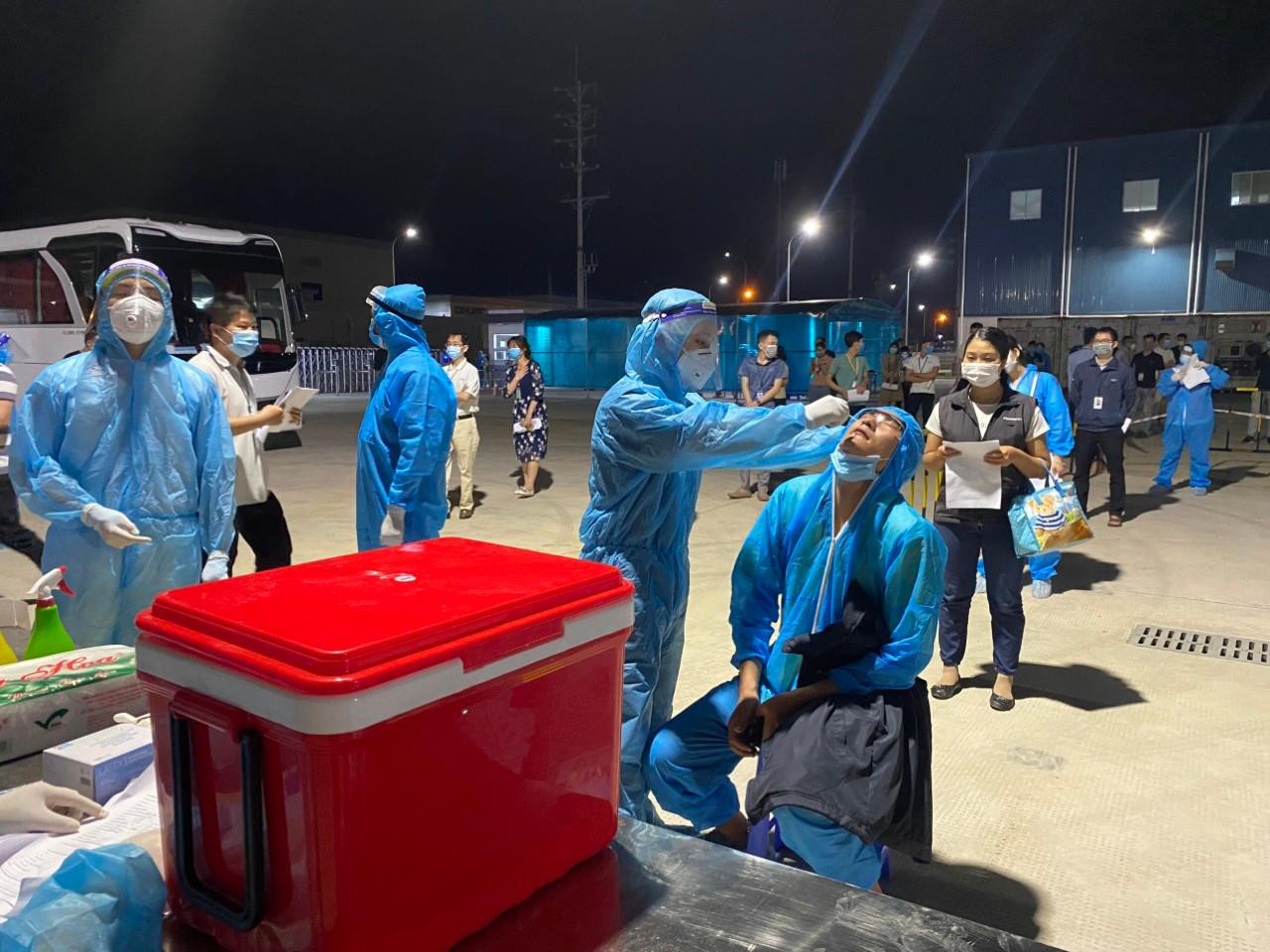 Lấy mẫu xét nghiệm cho công nhân Newwing. Lấy mẫu xét nghiệm cho công nhân Newwing.