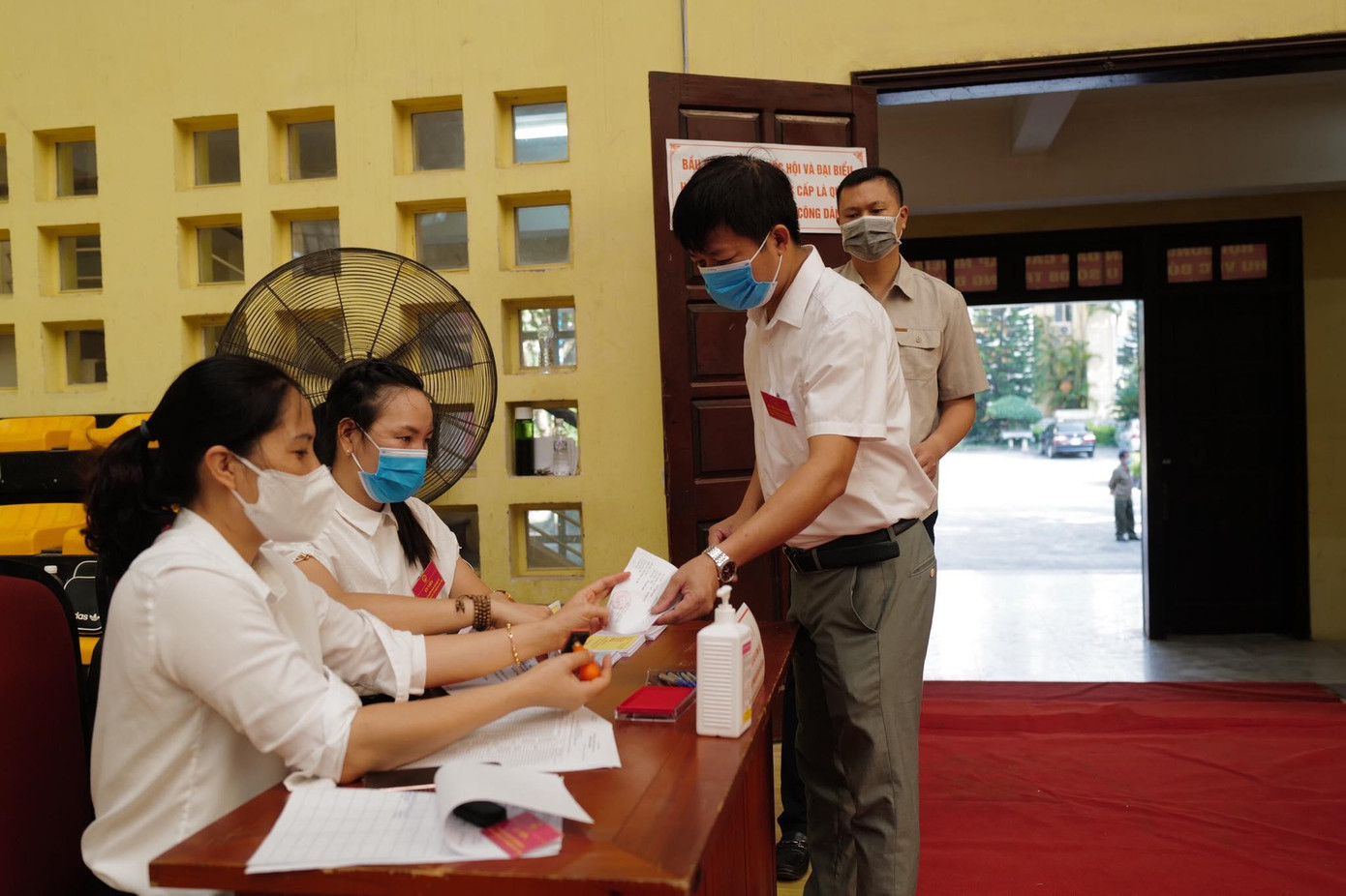 Cử tri đi bầu cử phải đảm bảo giãn cách và hạn chế tiếp xúc trực tiếp với nhau.