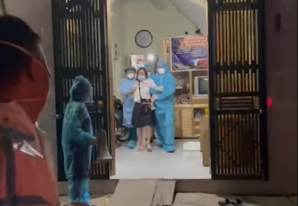 Tổ chức cưỡng chế, đưa bà Q đi cách ly. Tổ chức cưỡng chế, đưa bà Q đi cách ly.