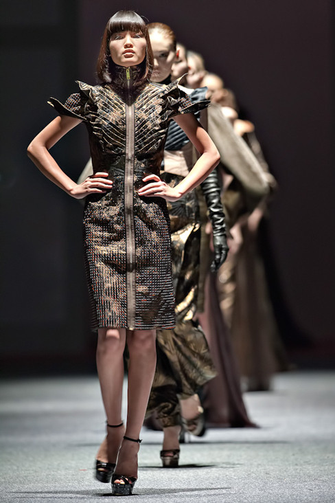 Cô nàng được chọn để diễn mở màn cho bộ sưu tập của hai nhà thiết kế. Cô nàng được chọn để diễn mở màn cho bộ sưu tập của hai nhà thiết kế