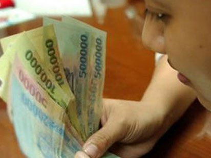 Câu chuyện lương không đủ sống dường như không chỉ được nhắc đến ở nhóm lao động phổ thông. Lao động trí thức, nhân viên văn phòng tại không ít cơ quan nhà nước cũng cho rằng, họ đang phải nhận đồng lương “ba cọc, ba đồng”