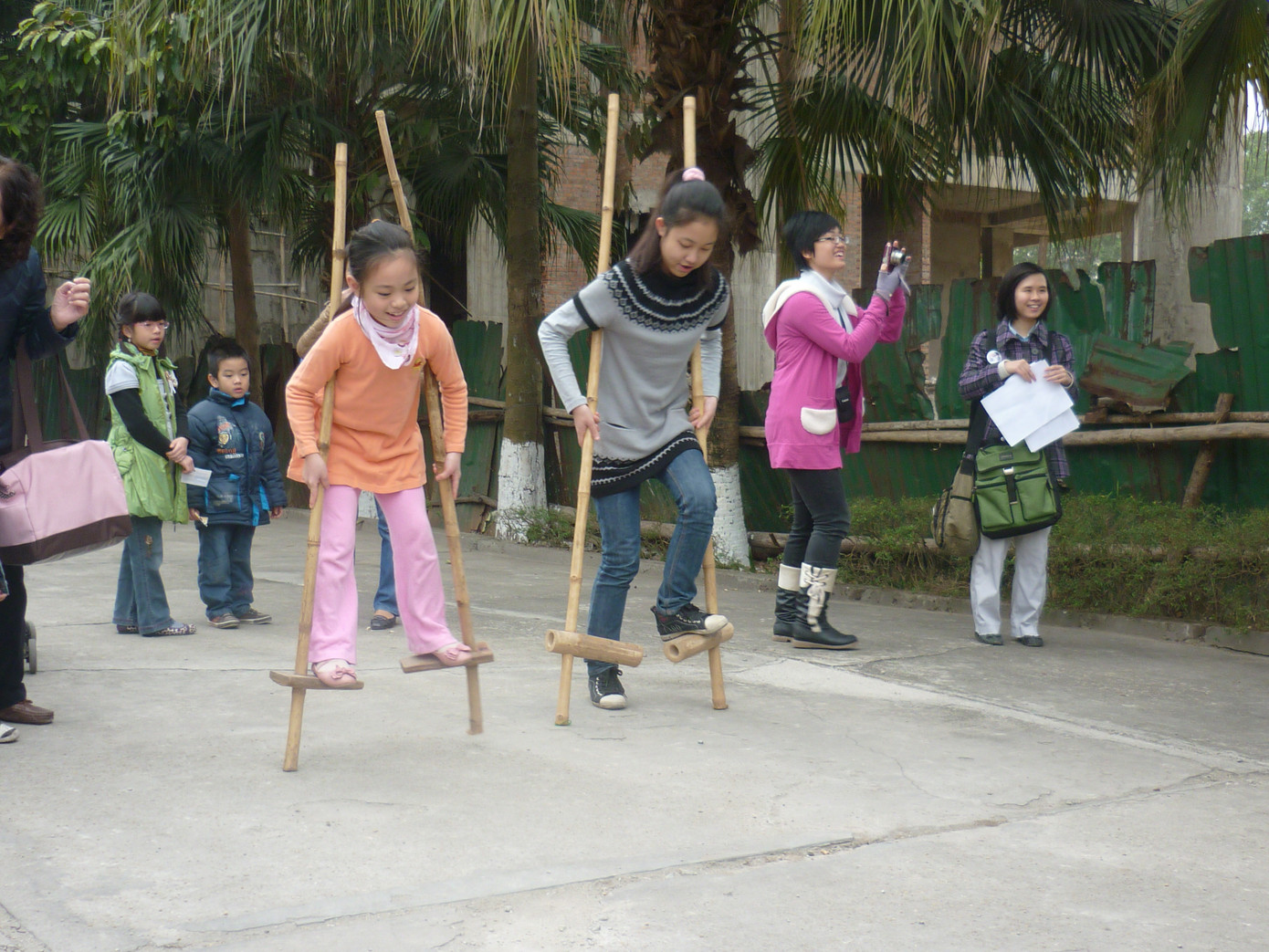 Cháu đi cà kheo giởi chưa này!