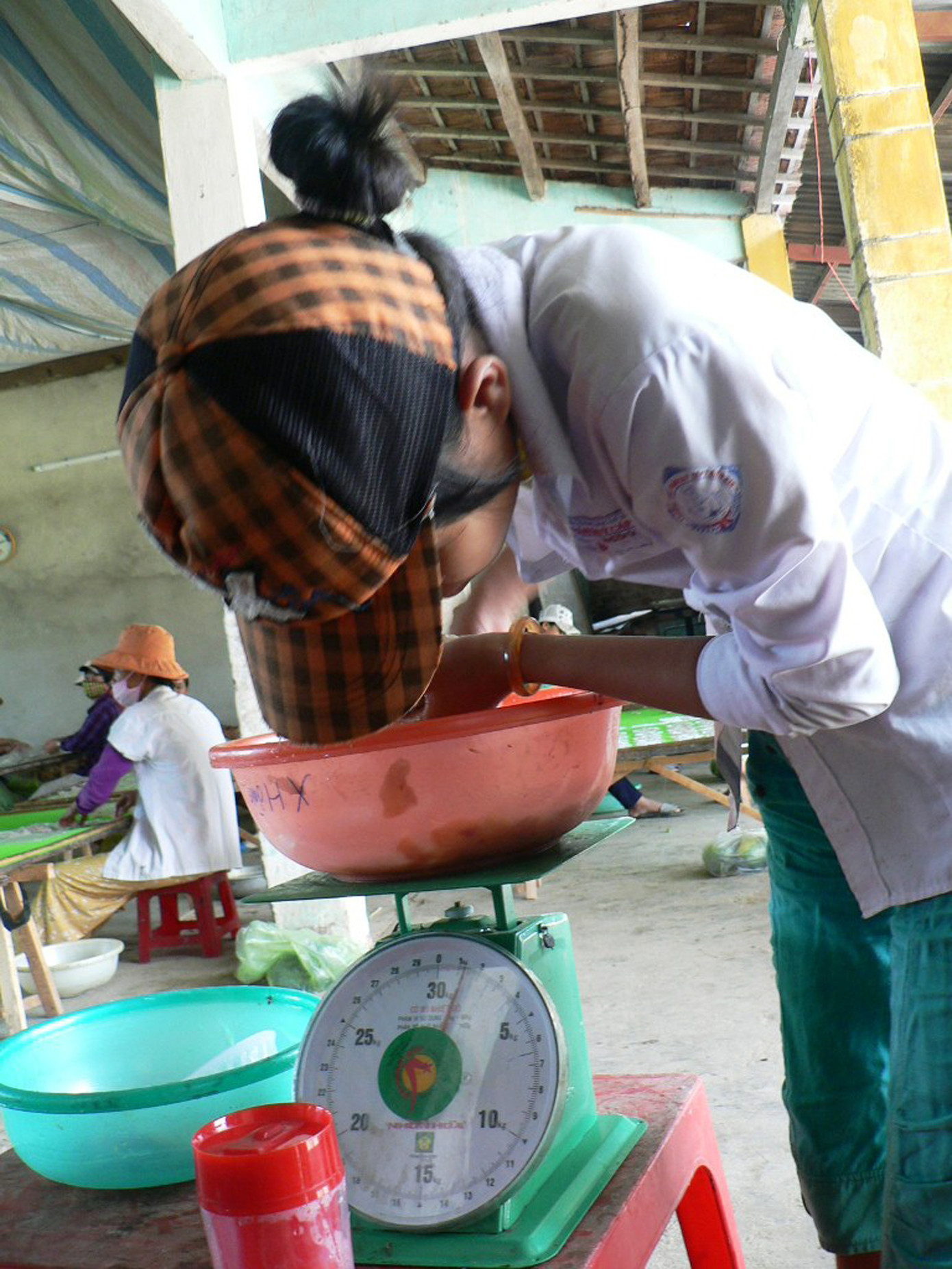 Em Nguyễn Thị Phương mặc nguyên bộ đồng phục tranh thủ đến làm tại xưởng chế biến cá bò . Ảnh: Nguyễn Huy Em Nguyễn Thị Phương mặc nguyên bộ đồng phục tranh thủ đến làm tại xưởng chế biến cá bò