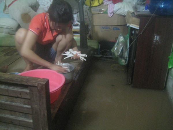Cảnh nhếch nhác trong phòng trọ ngập nước của sinh viên. Ảnh: D.N. Cảnh nhếch nhác trong phòng trọ ngập nước của sinh viên Ảnh: D.N