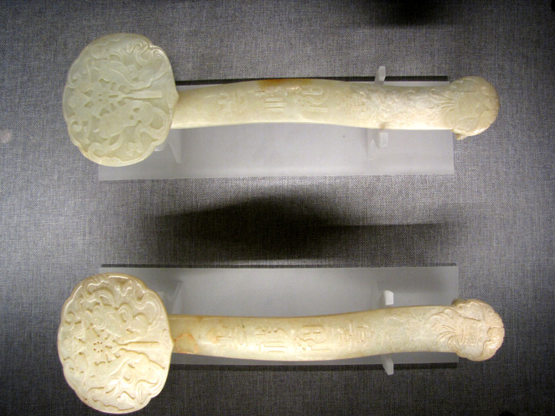 Hai thẻ Cát tường như ý làm bằng ngọc trắng xám, thời Nguyễn