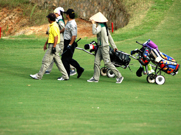 Dư luận ủng hộ cấm công chức chơi golf