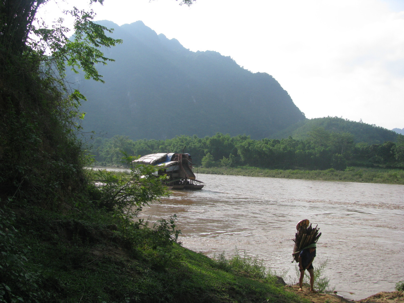Một máy khai thác vàng đang được lắp đặt ở làng Quyết Thắng, xã Thiết Ống
