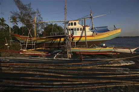 Tàu cá Philippines nằm dài trên bờ biển. Tàu cá Philippines nằm dài trên bờ biển